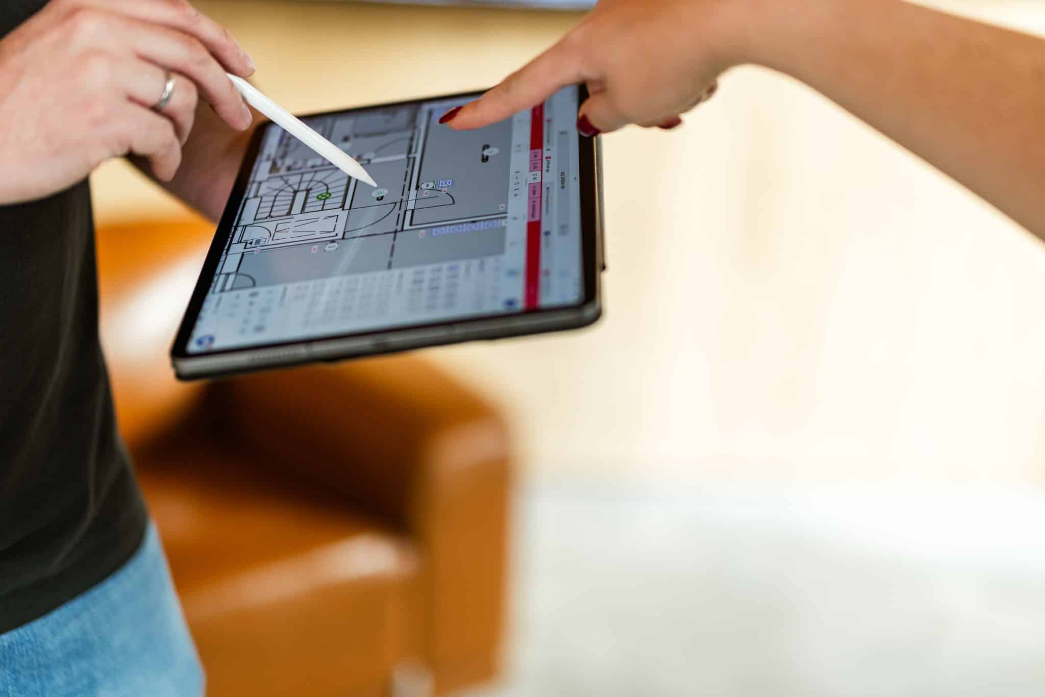 Planung eines Projekts am Tablet bei Schöttler & True in Stuhr