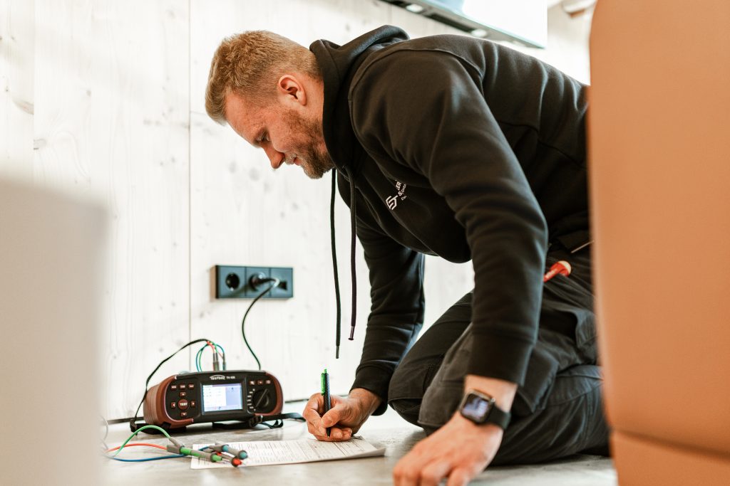 Elektromeister von Schöttler & True bei der Installation