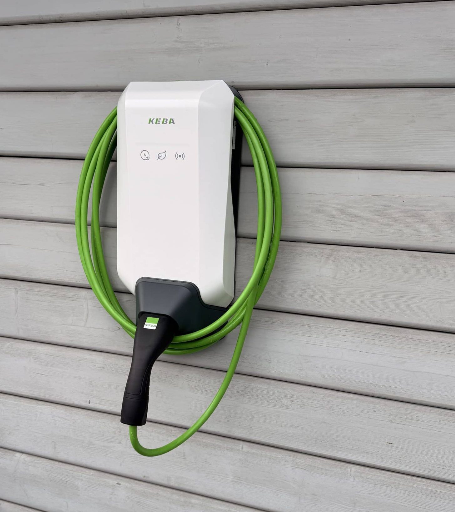 Wallbox an moderner Hauswand – saubere Montage, Premium-Detail